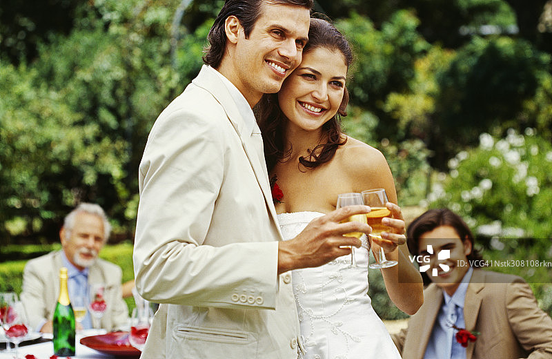 新婚夫妇在婚礼招待会上举杯图片素材