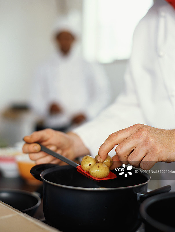 厨师在厨房烹饪食物的截面图图片素材