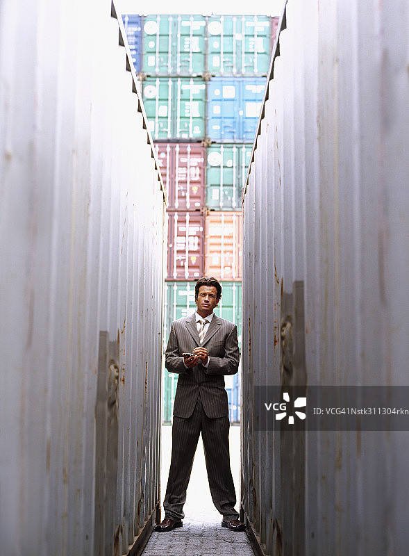 男人工程师拿着个人数据助理图片素材