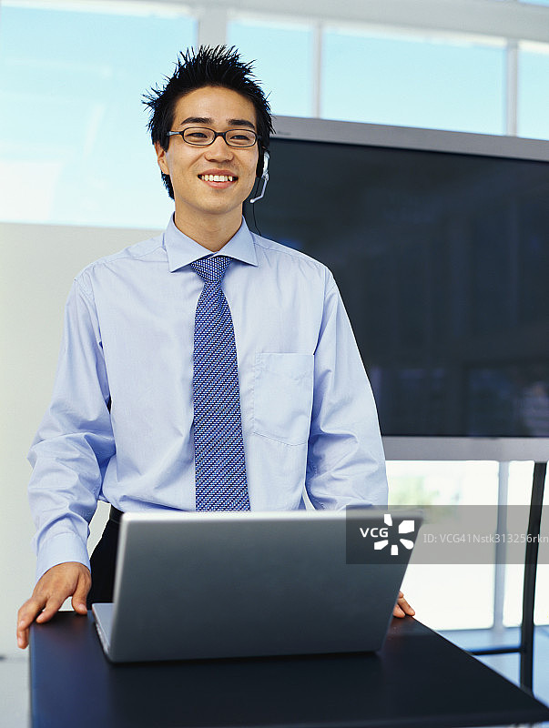 在研讨会上使用笔记本电脑的商人图片素材