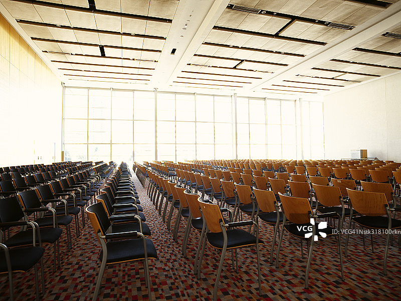 空旷会议室里的椅子图片素材