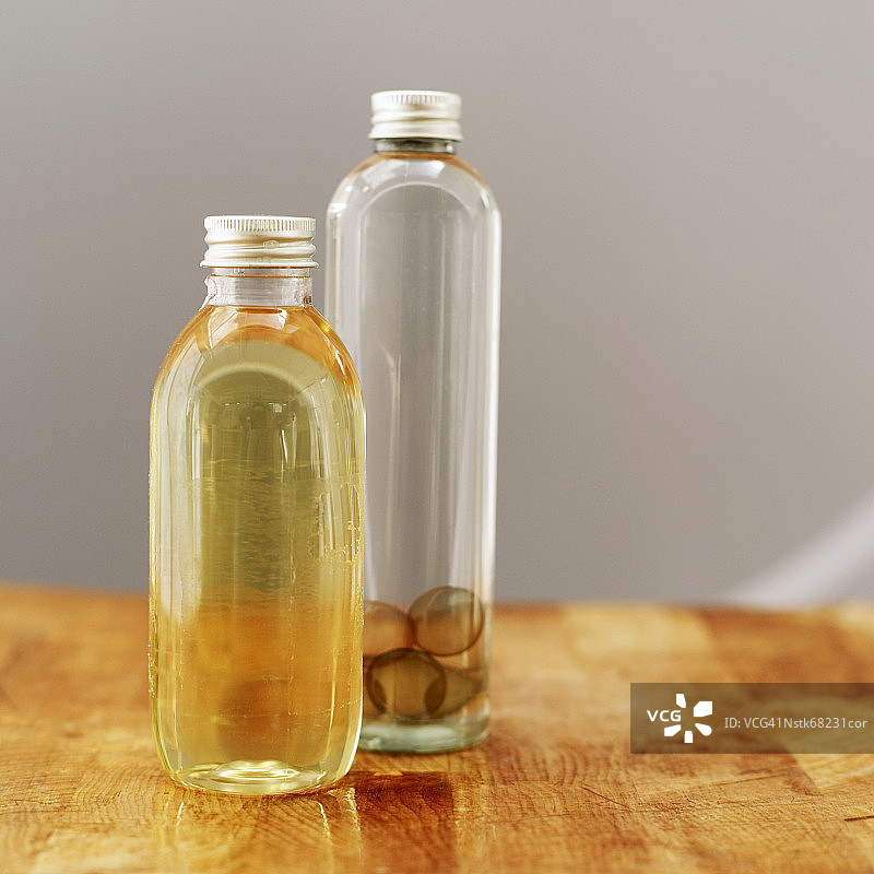 两个玻璃油瓶图片素材
