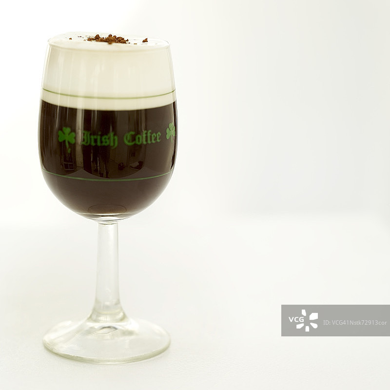 装满爱尔兰咖啡的高脚玻璃杯特写图片素材