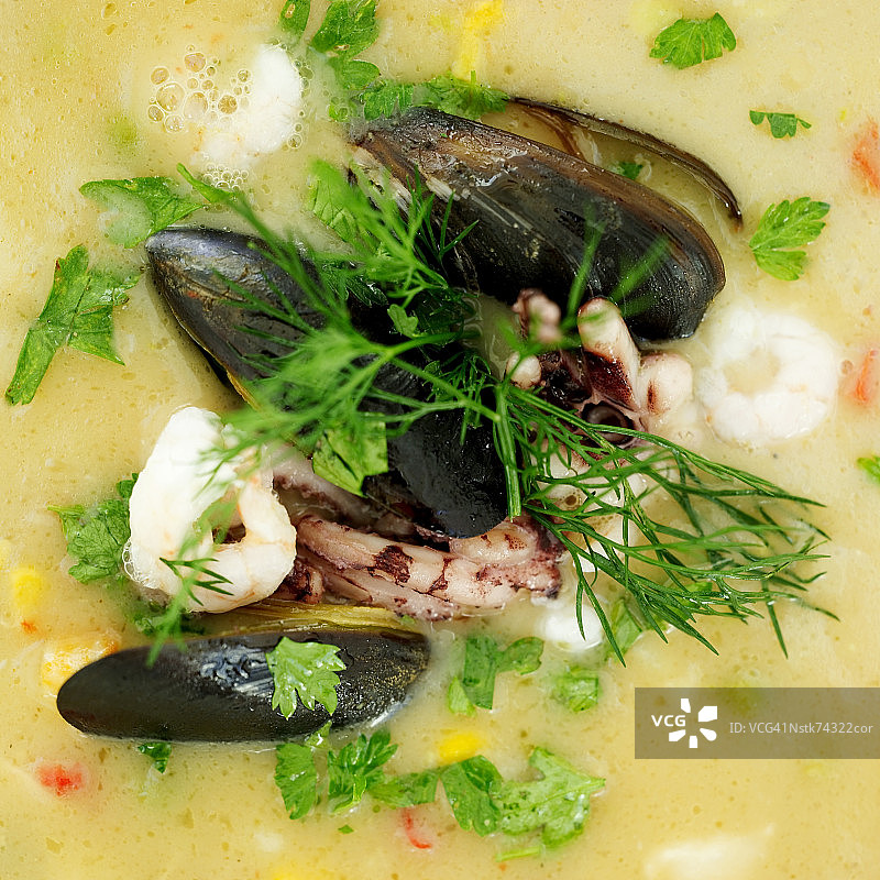 咖喱蔬菜菜肴特写，配以欧芹装饰图片素材