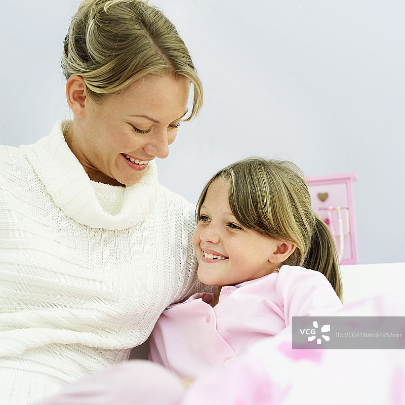 睡前时光：母亲和女儿图片素材