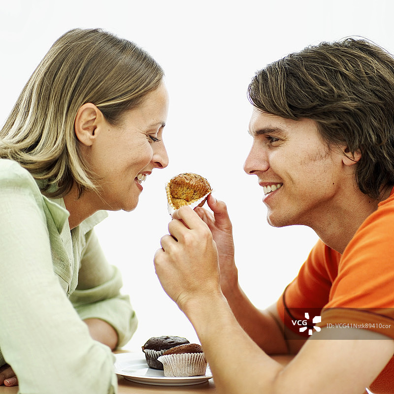 男人为女人打开松饼的侧面轮廓图片素材