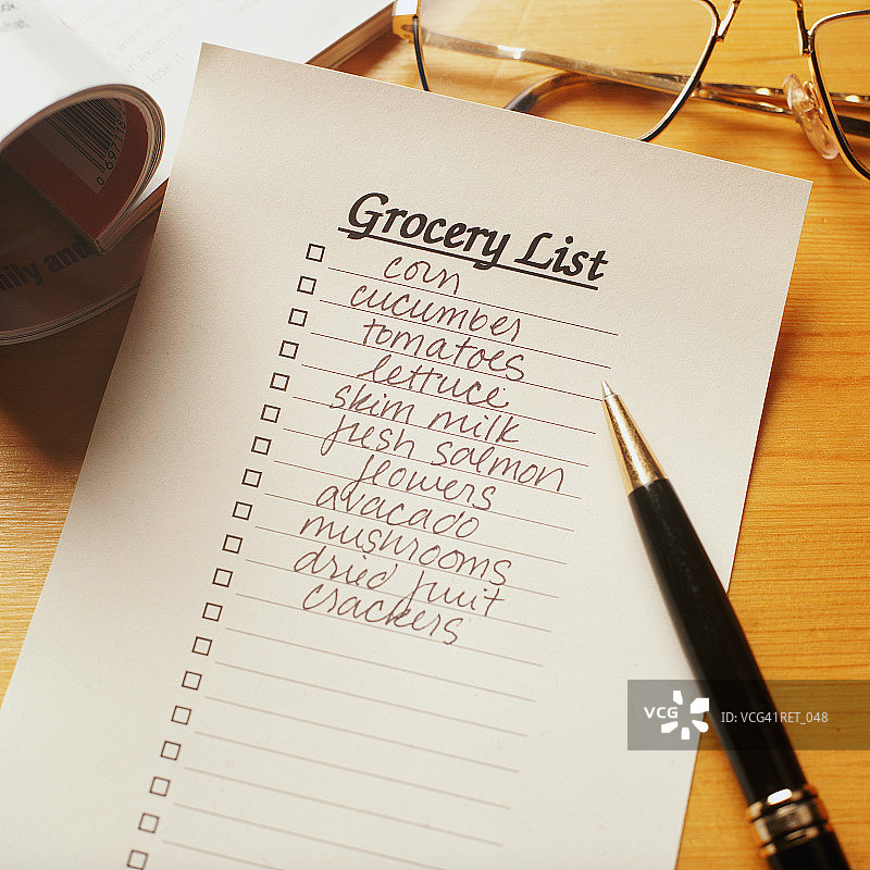 购物清单、笔和老花镜图片素材