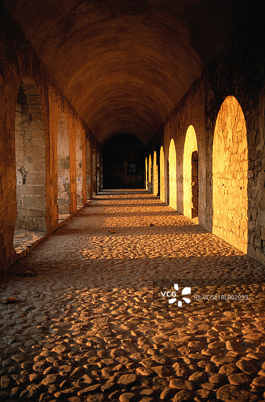 修道院走廊的阳光图片素材