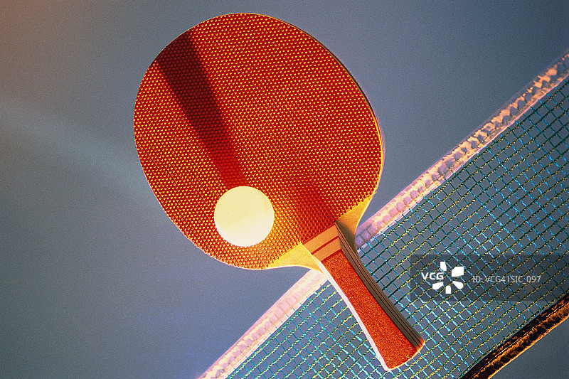 乒乓球拍、球和球网图片素材