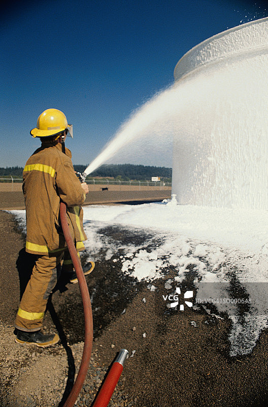 消防员扑灭高楼大火图片素材