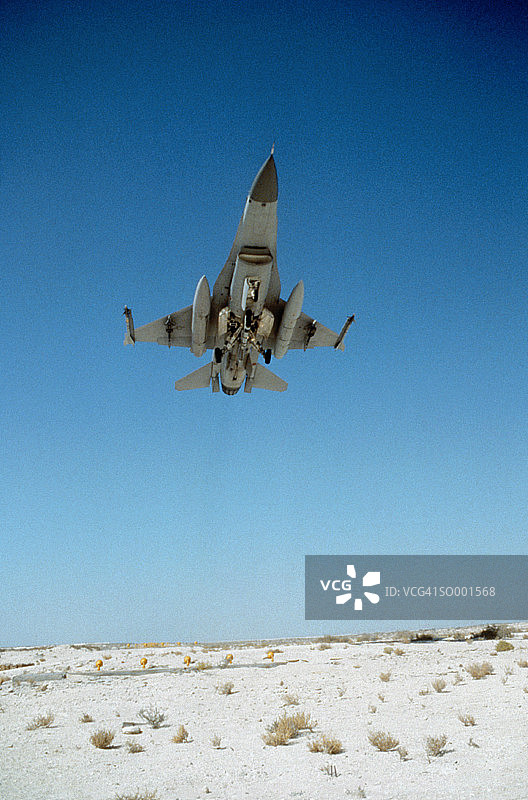 军用飞机仰视图图片素材