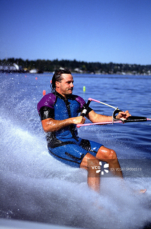 身穿潜水服的男子滑水图片素材