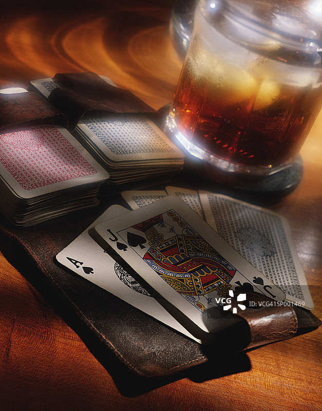 扑克牌与饮品图片素材