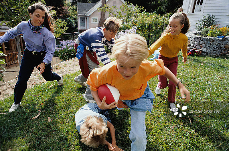 孩子们踢足球图片素材