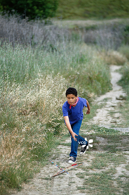 男孩玩滚铁环游戏图片素材