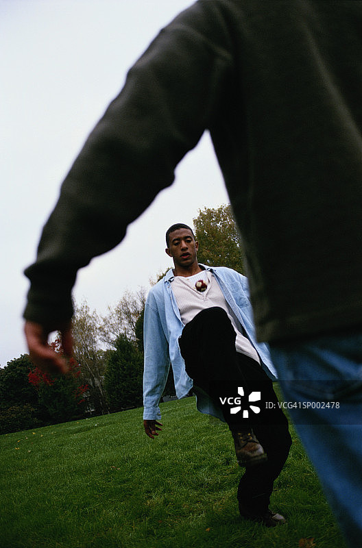 校园里踢豆袋图片素材