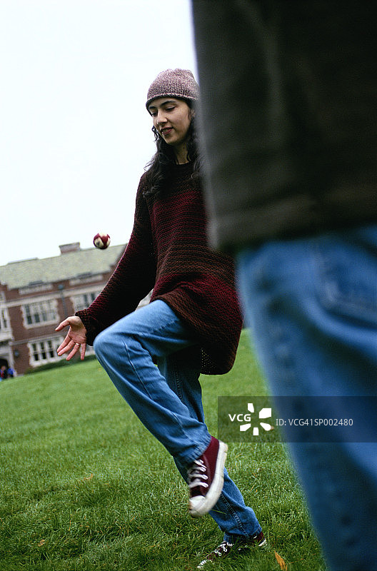 校园里踢沙包的学生图片素材