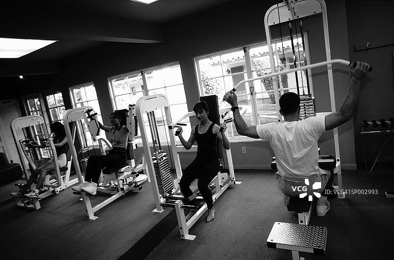 女人做股四头肌抬举图片素材