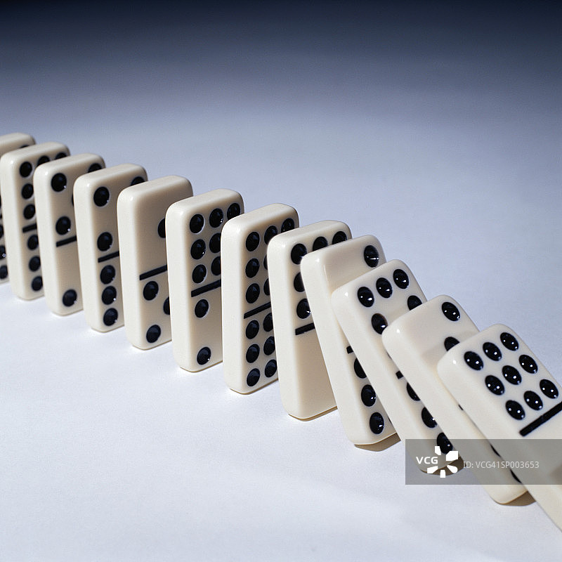多米诺骨牌倒塌图片素材
