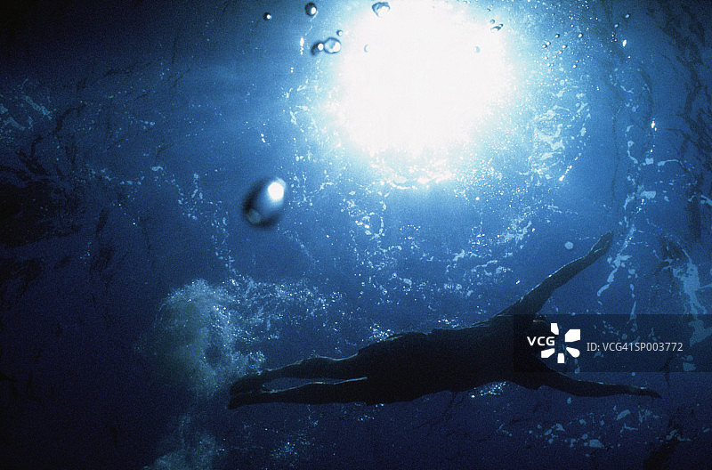 游泳的人的剪影图片素材