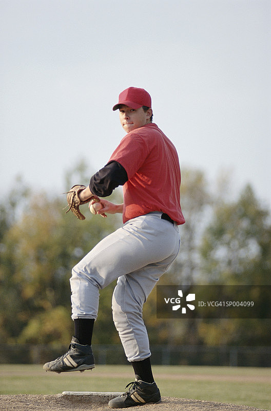 棒球投手在投手丘上图片素材