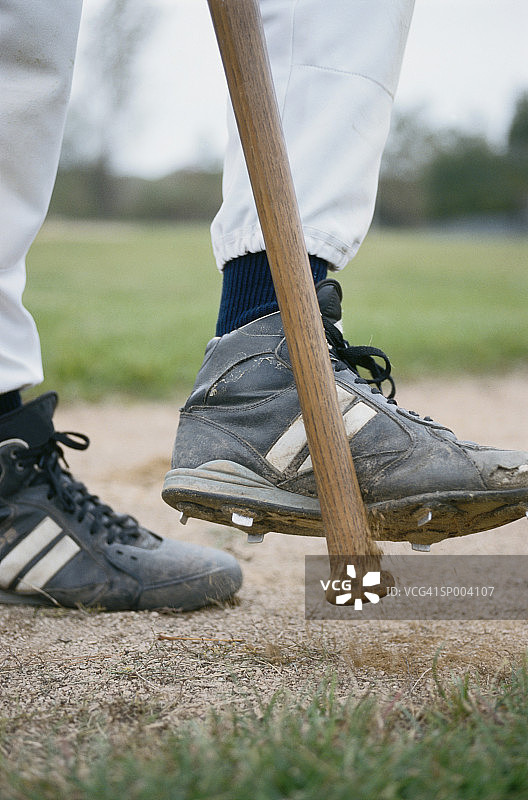 棒球鞋和棒球棒图片素材