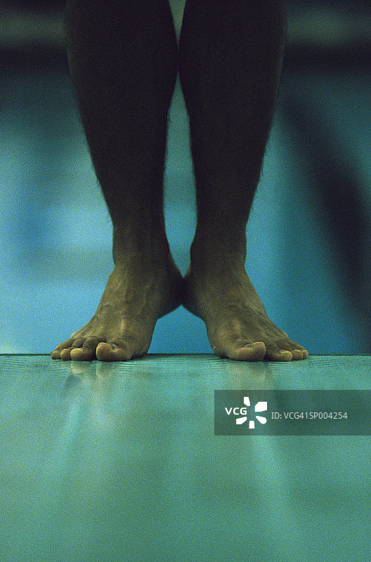 跳板上的潜水员的脚图片素材
