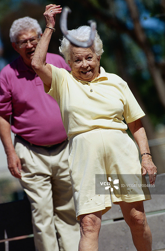 情侣玩掷马蹄铁游戏图片素材