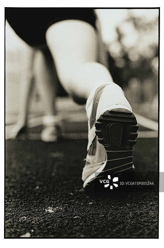 跑道上运动员的脚气特写图片素材