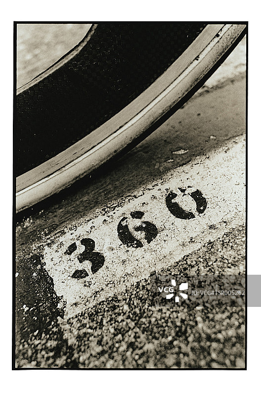 赛道距离标记和自行车轮胎特写图片素材