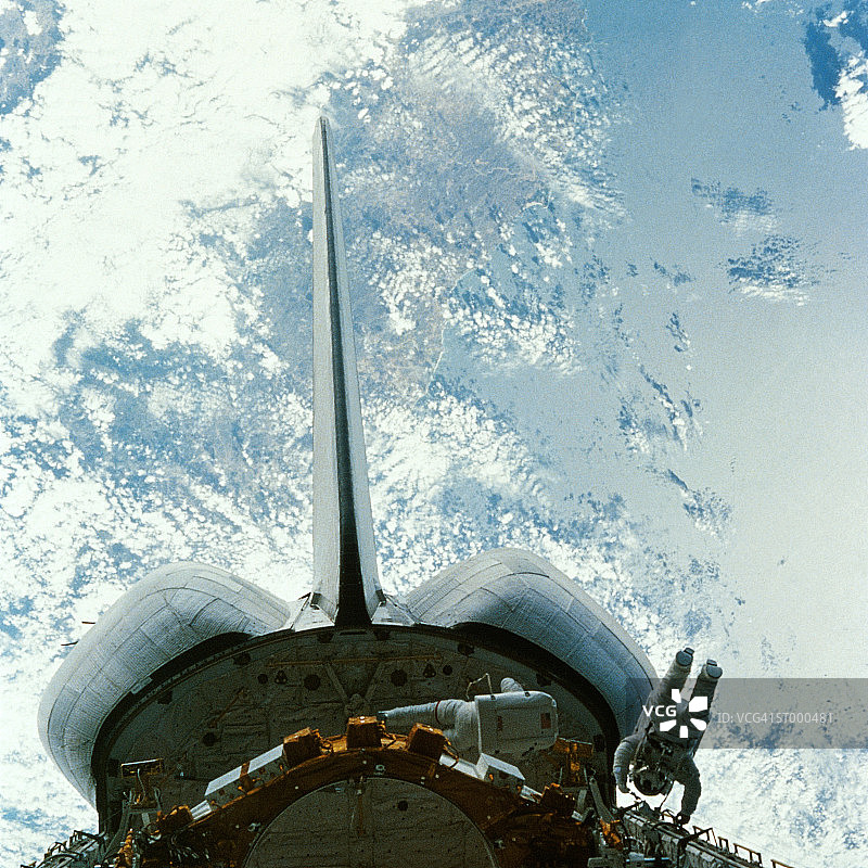 宇航员、航天飞机和地球场景图片素材