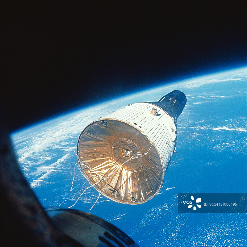 双子座宇宙飞船在轨道上对接图片素材