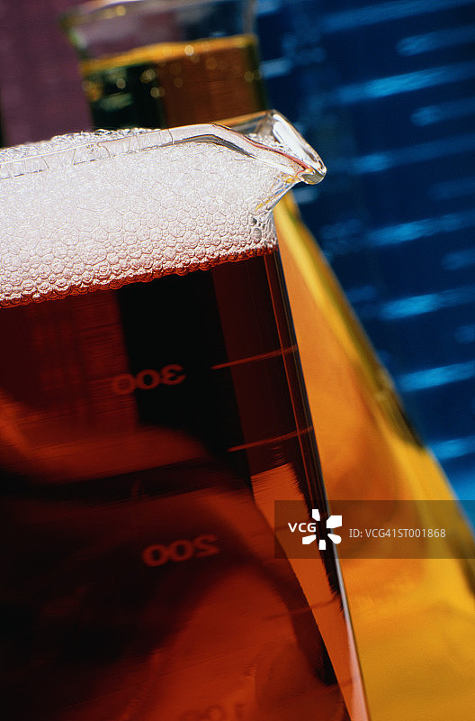 烧杯中的泡沫液体图片素材