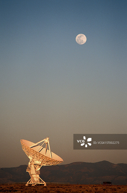 射电望远镜和月亮图片素材