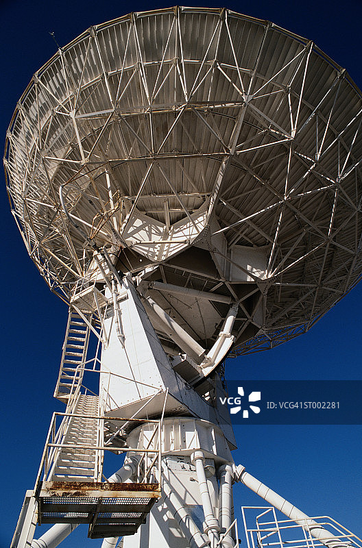 仰视角度下的射电望远镜图片素材