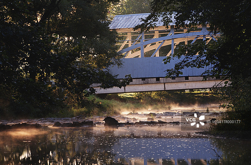 河上的有盖桥图片素材