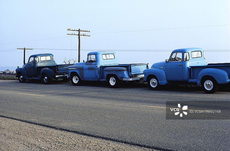 一排卡车图片素材