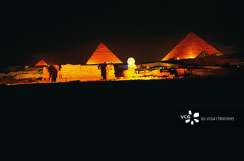 夜晚的金字塔和狮身人面像图片素材