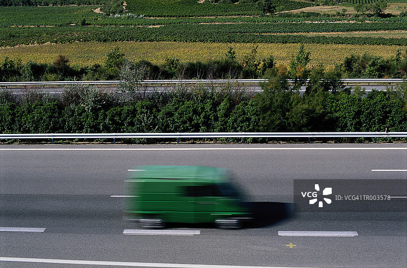 高速公路上的厢式货车图片素材