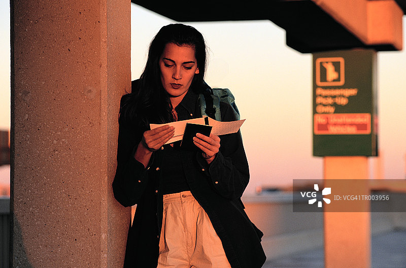 女人看着票图片素材