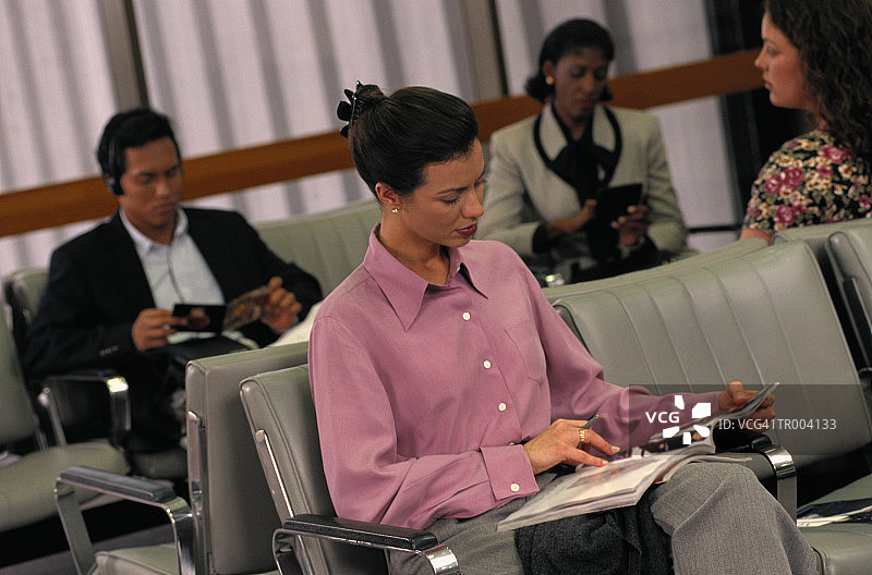 机场登机口内的旅客图片素材