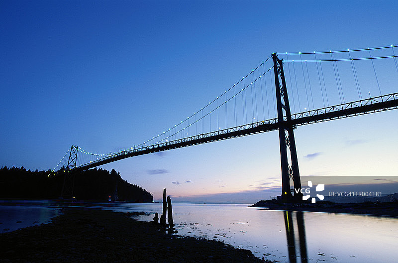 温哥华日落时分的狮门大桥图片素材