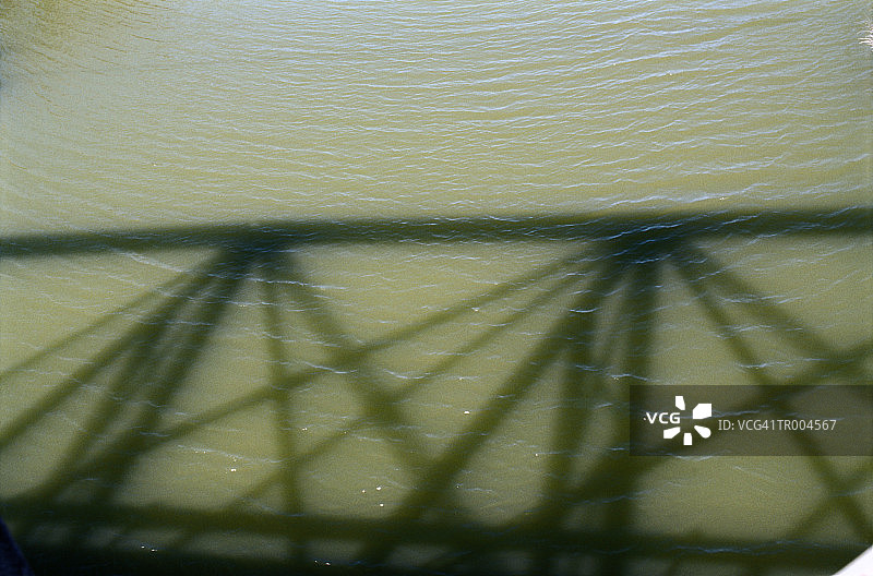 河流上的桥的影子图片素材