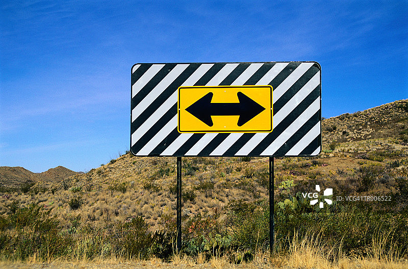 道路尽头左右转弯标志图片素材