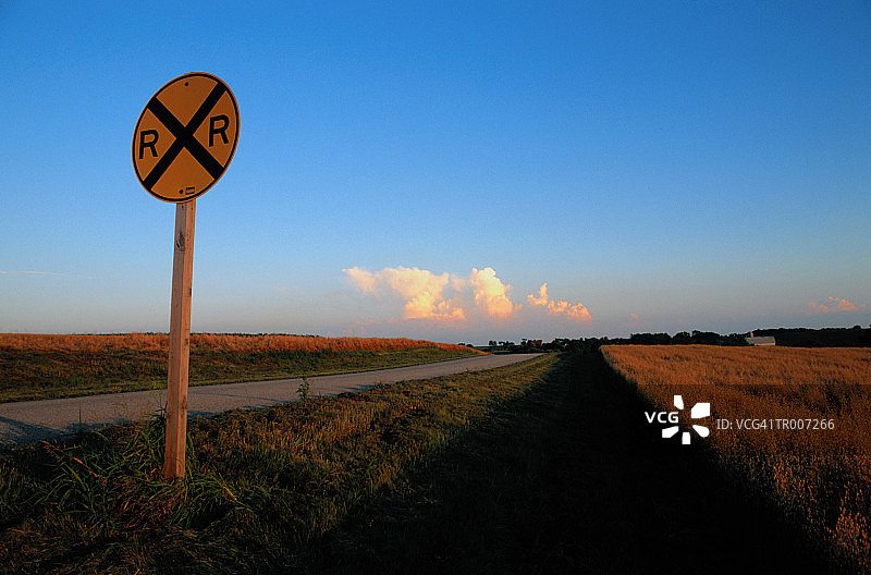 农田空路旁的铁路道口标志图片素材
