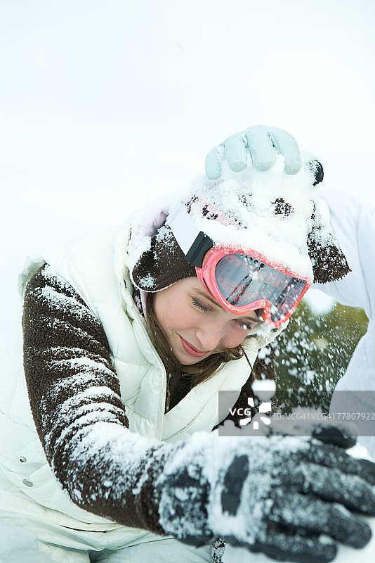 玩雪仗弯腰的少女图片素材