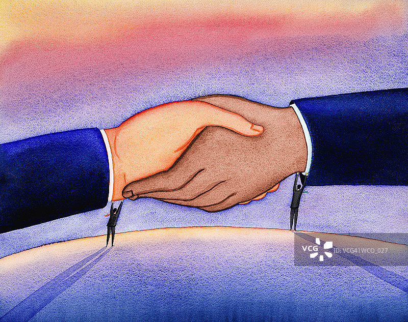 两个男人举起手的巨型握手图片素材