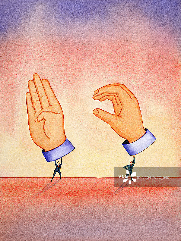 两人高举双手，手势呈B和C字形图片素材