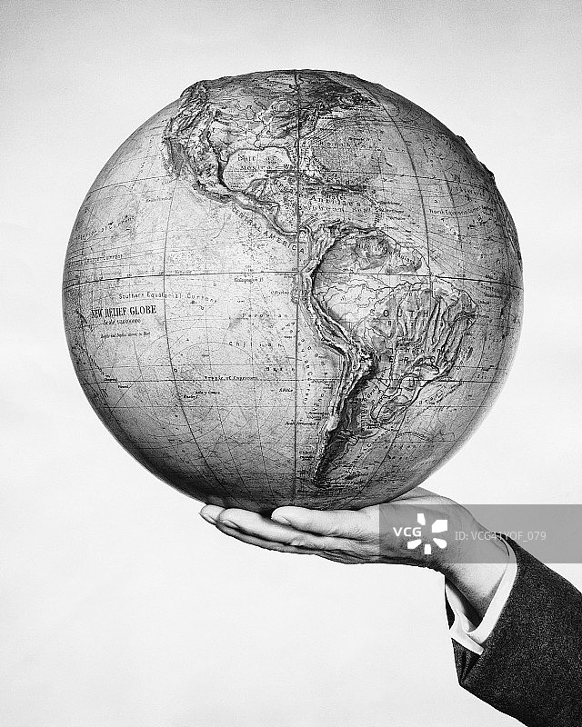 手持地球仪图片素材