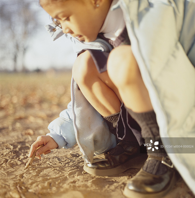在沙滩上写字的女孩图片素材